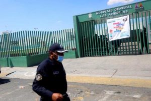 تجمع خانواده های بیماران مبتلا به کرونا مقابل بیمارستانی در مکزیک