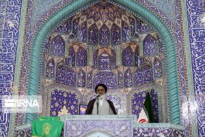 خطیب جمعه قم: مراجع تقلید واکسیناسیون سراسری کرونا را امری دینی و ملی می دانند
